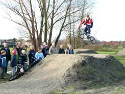 Sander jumpt met BMX